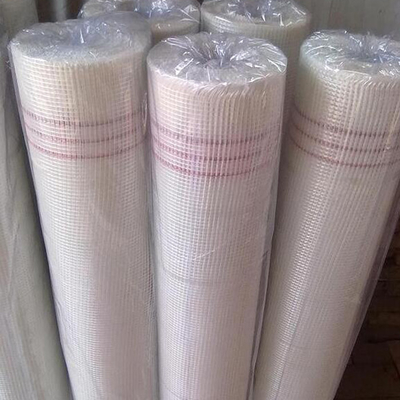 Griglia di fibra di vetro rivestita di bianco in 4*4 mm di apertura forma di foro quadrato 50m-200m lunghezza di rotolamento